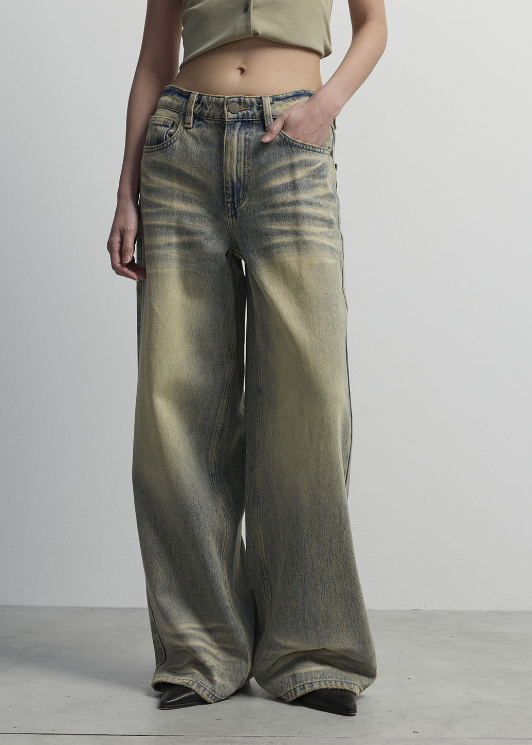 LOW-RISE STRAIGHT JEANS