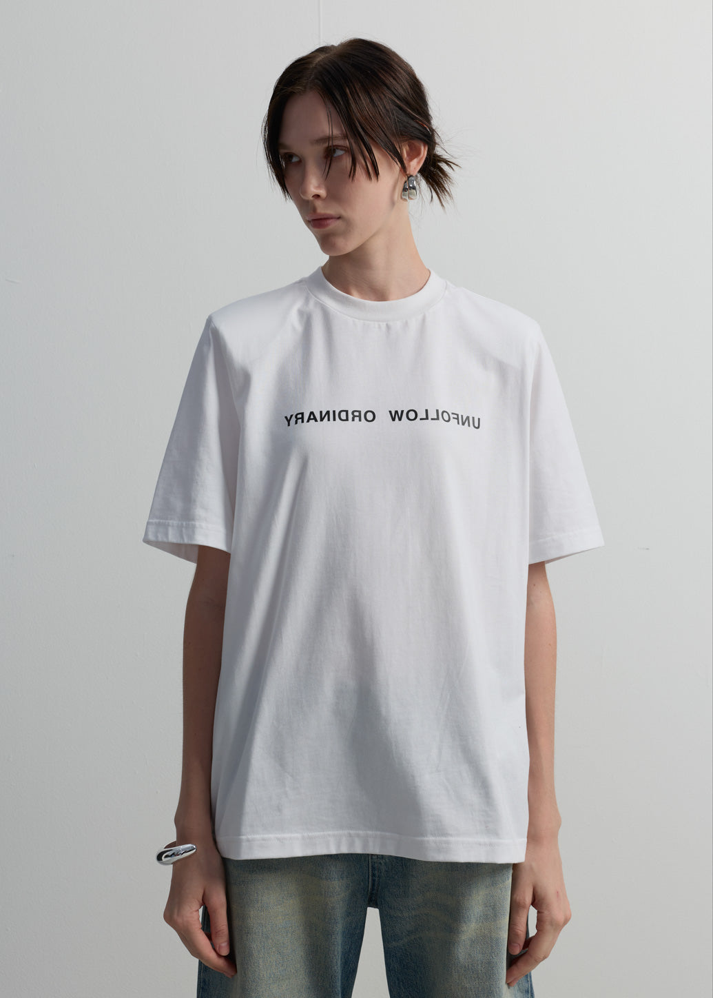 เสื้อยืดโอเวอร์ไซส์พิมพ์ข้อความกลับด้าน