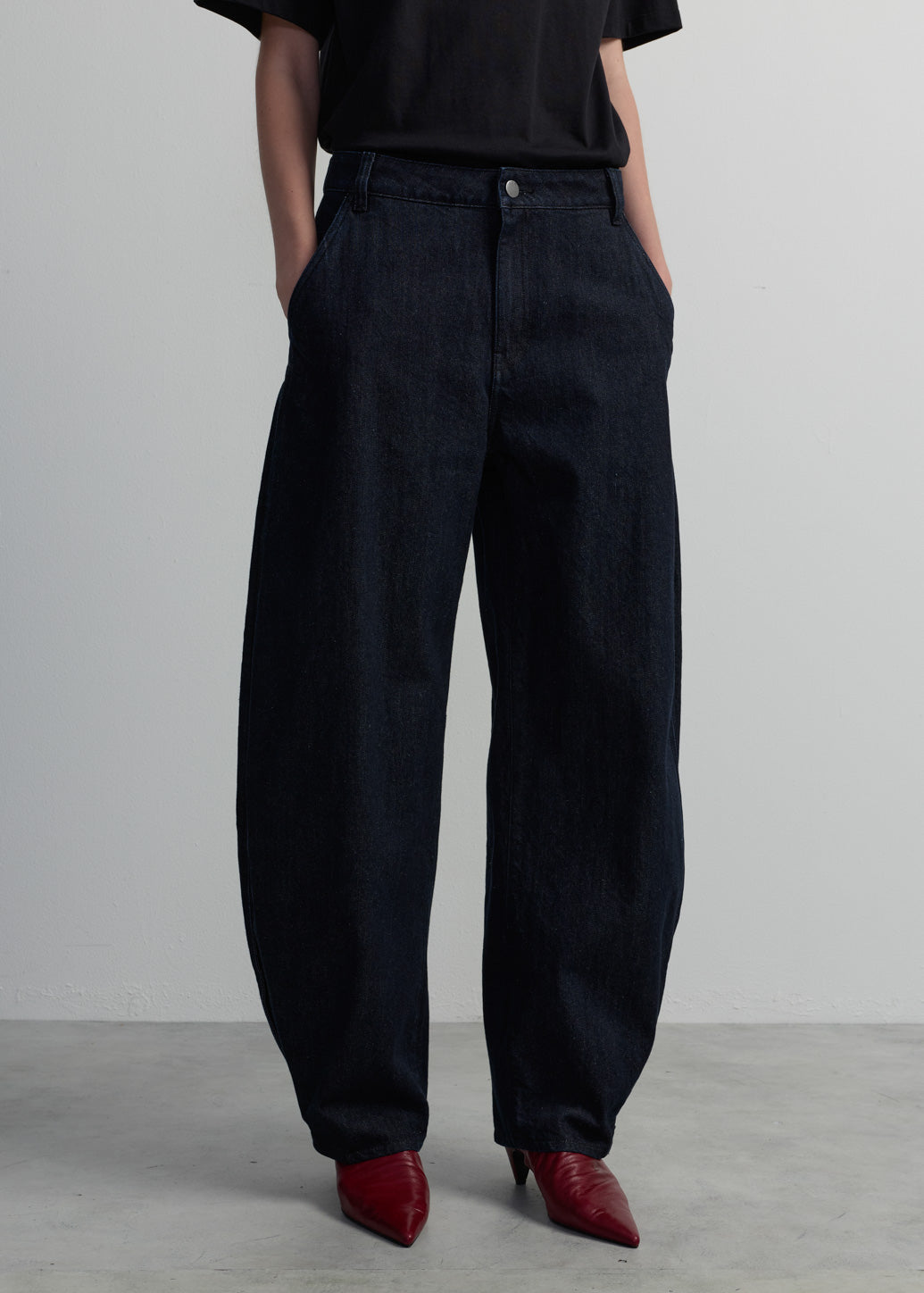 NAVY TAPER JEANS