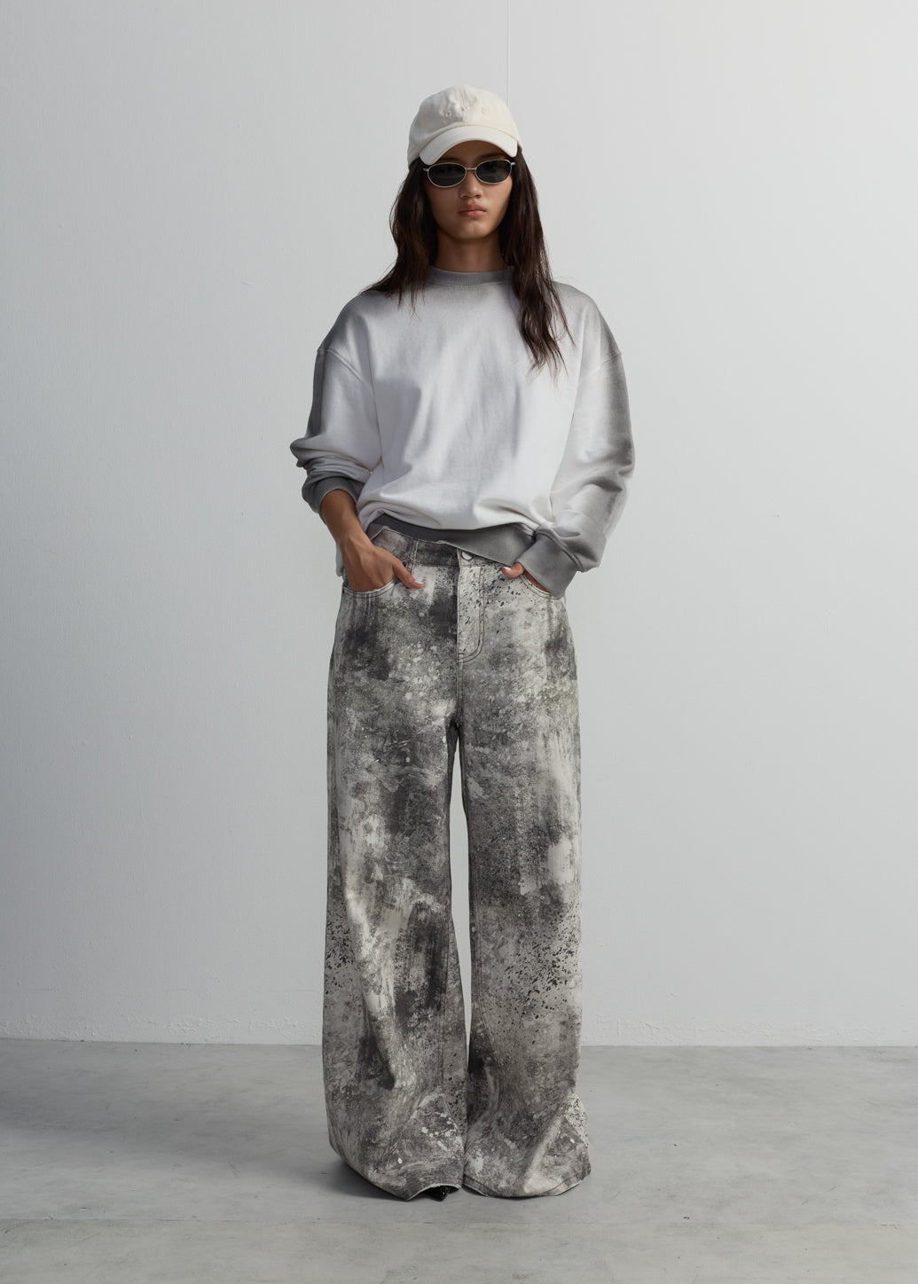 MINIMALIST OVERSIZED-FIT SWEATSHIRT