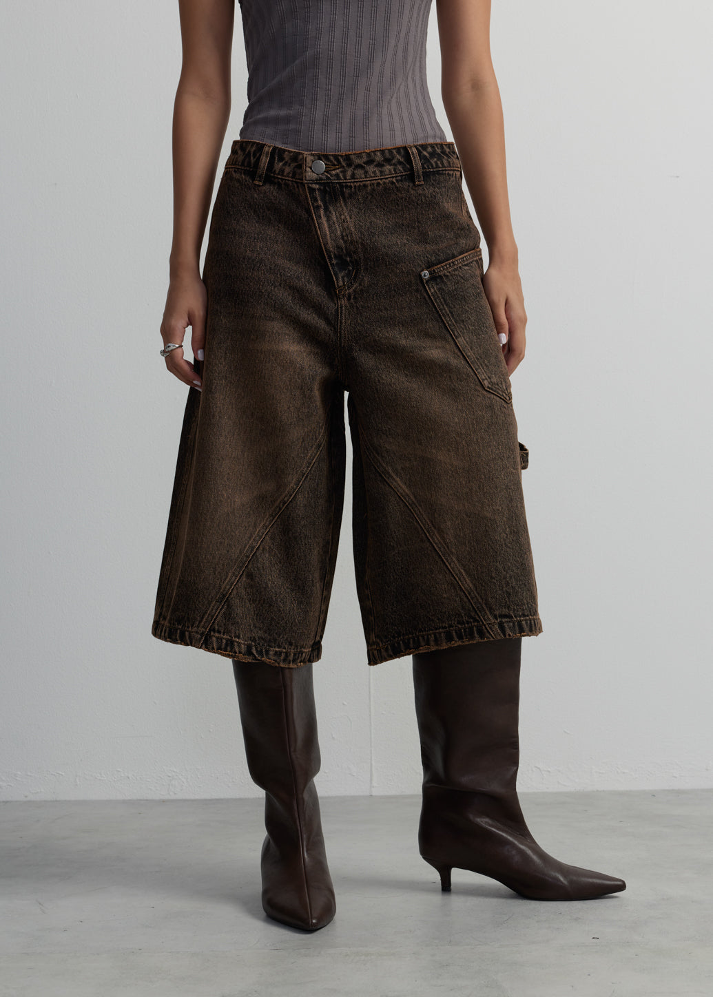 CROSSOVER WAISTBAND JEAN SHORTS