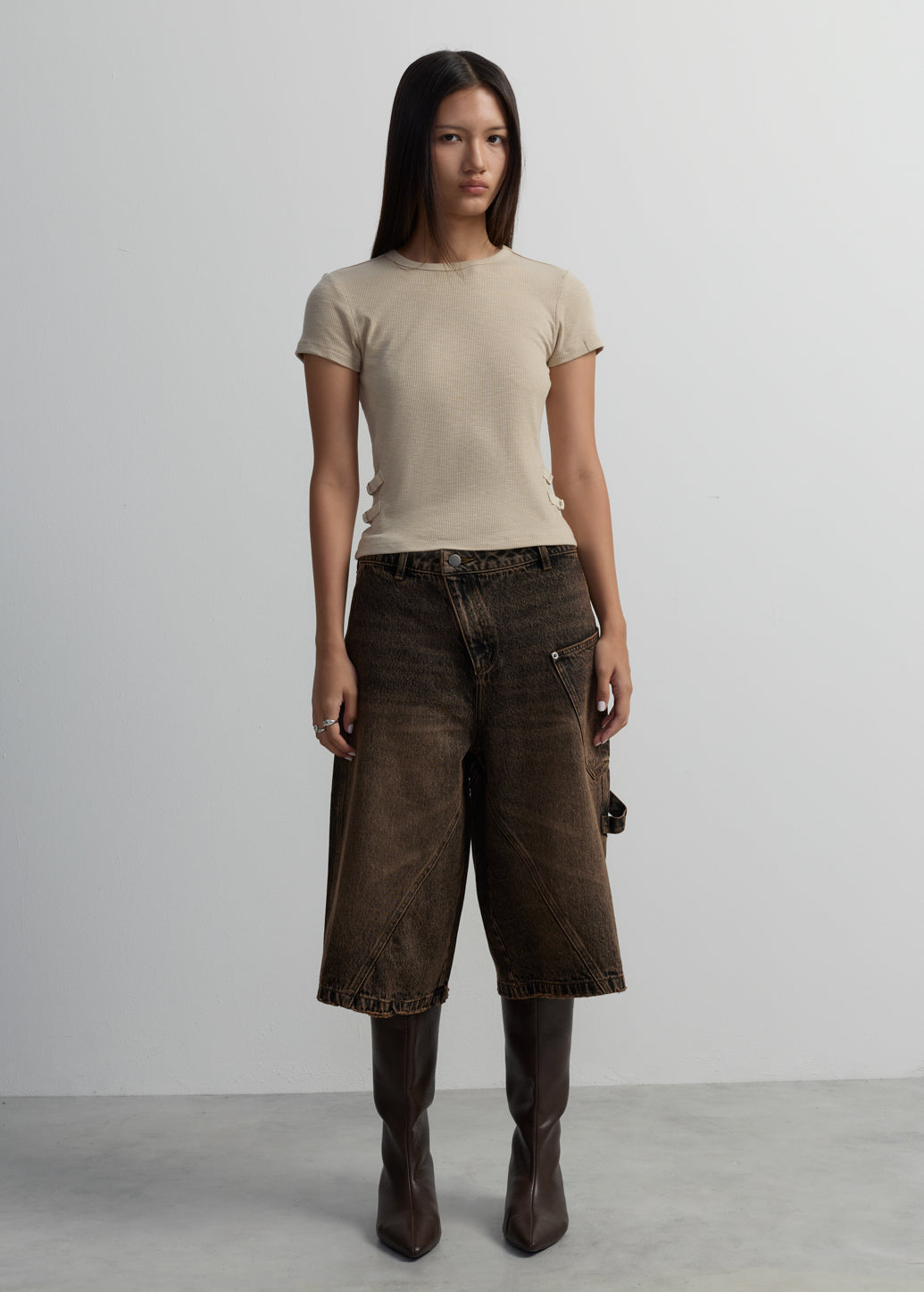 SIDE-BUCKLE RIBBED TEE