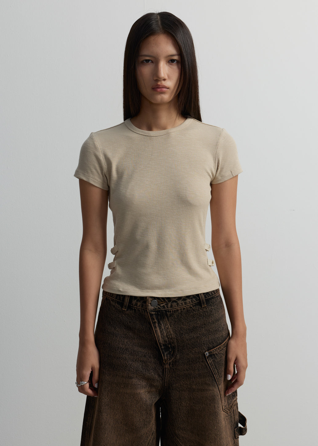 SIDE-BUCKLE RIBBED TEE