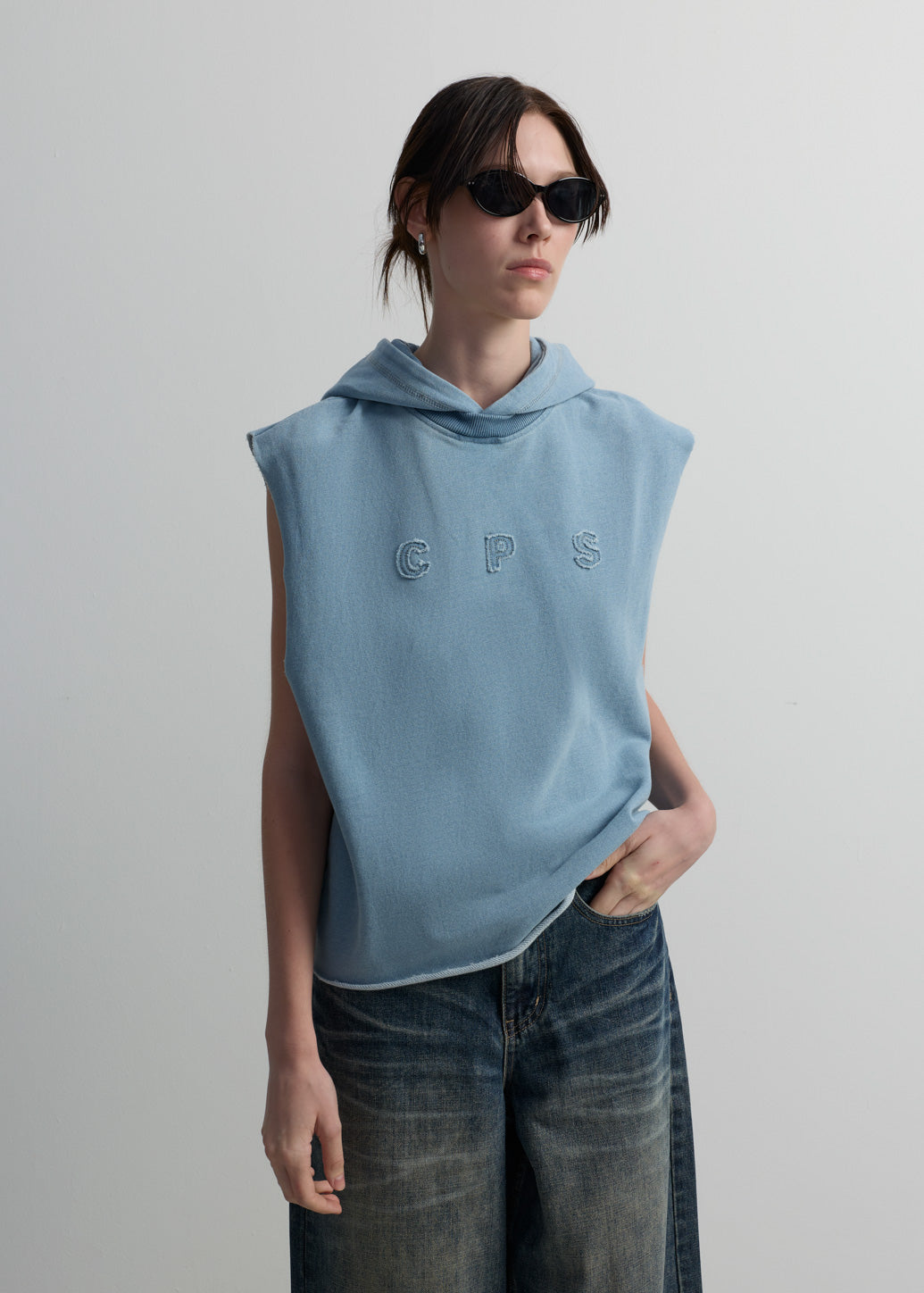 RAW-EDGE PATCH SLEEVELESS HOODIE