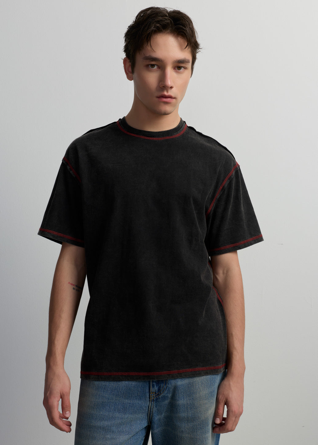 เสื้อยืดทรงโอเวอร์ไซส์สีดำโชว์ตะเข็บ