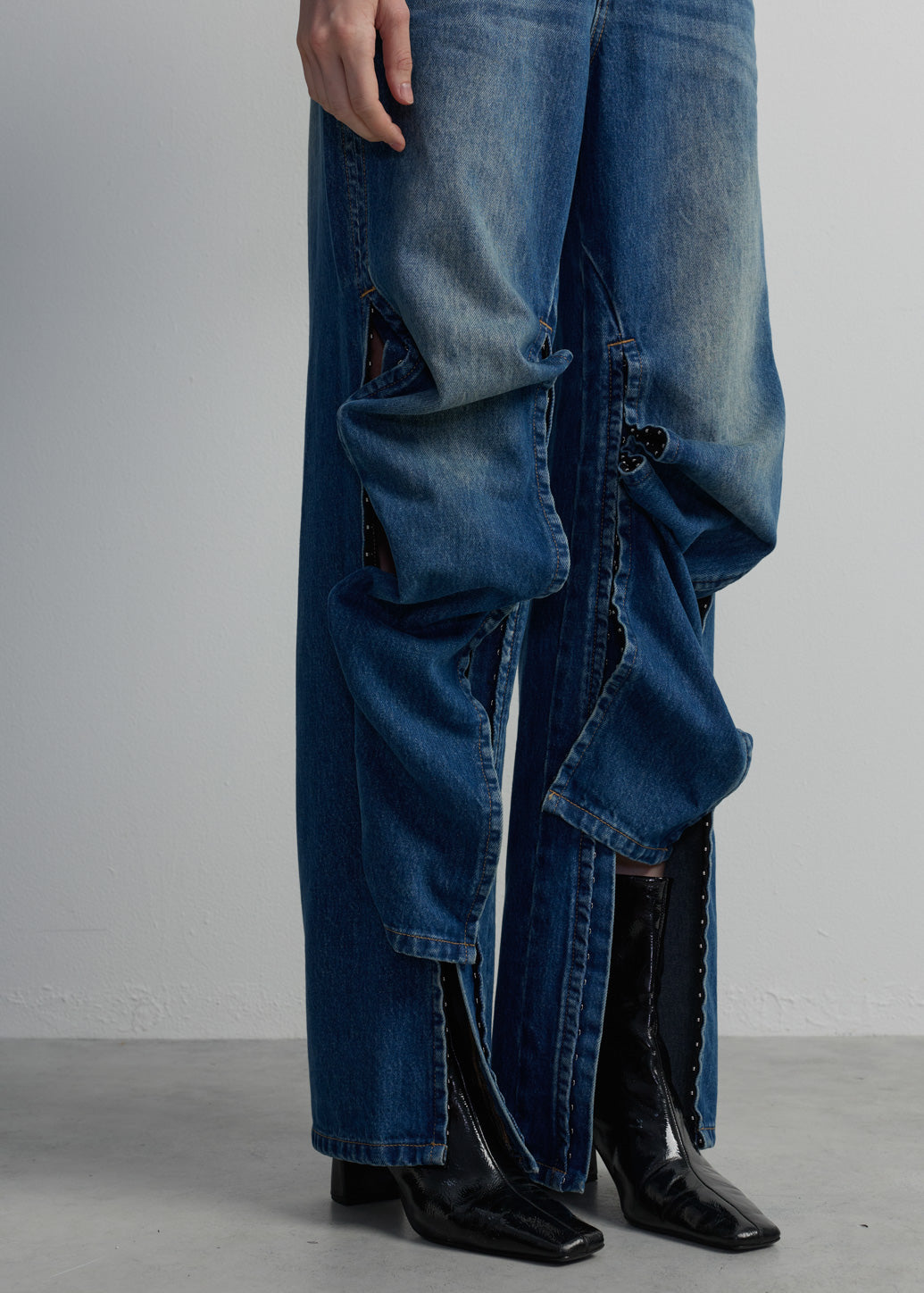 STUDDED PANE JEANS