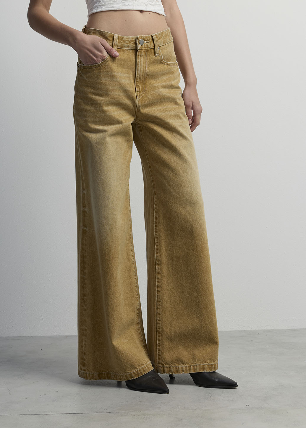 BEIGE FLARE JEANS