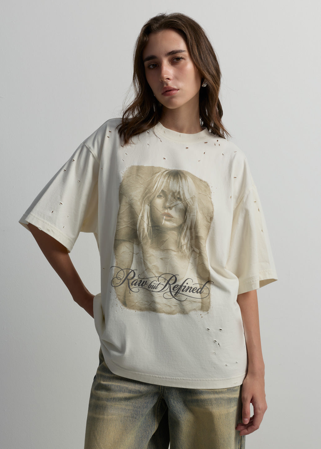 เสื้อยืดลายภาพพอร์ตเทรต Raw but Refined
