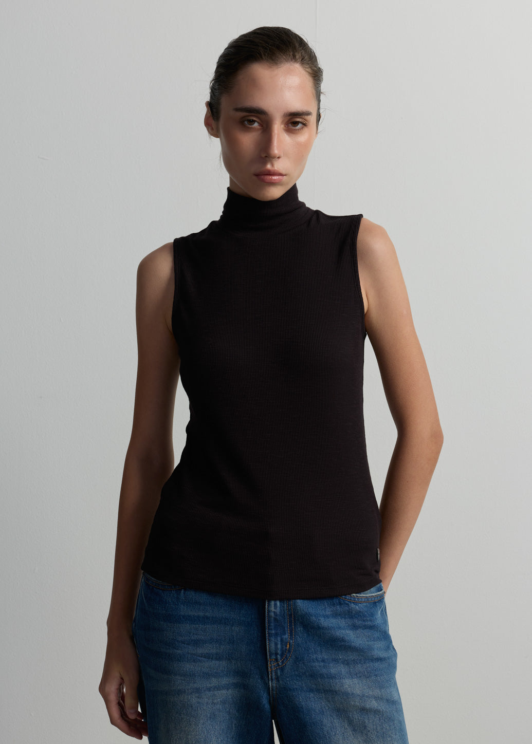 SYMBOLIC MOCK-NECK SLEEVELESS TOP