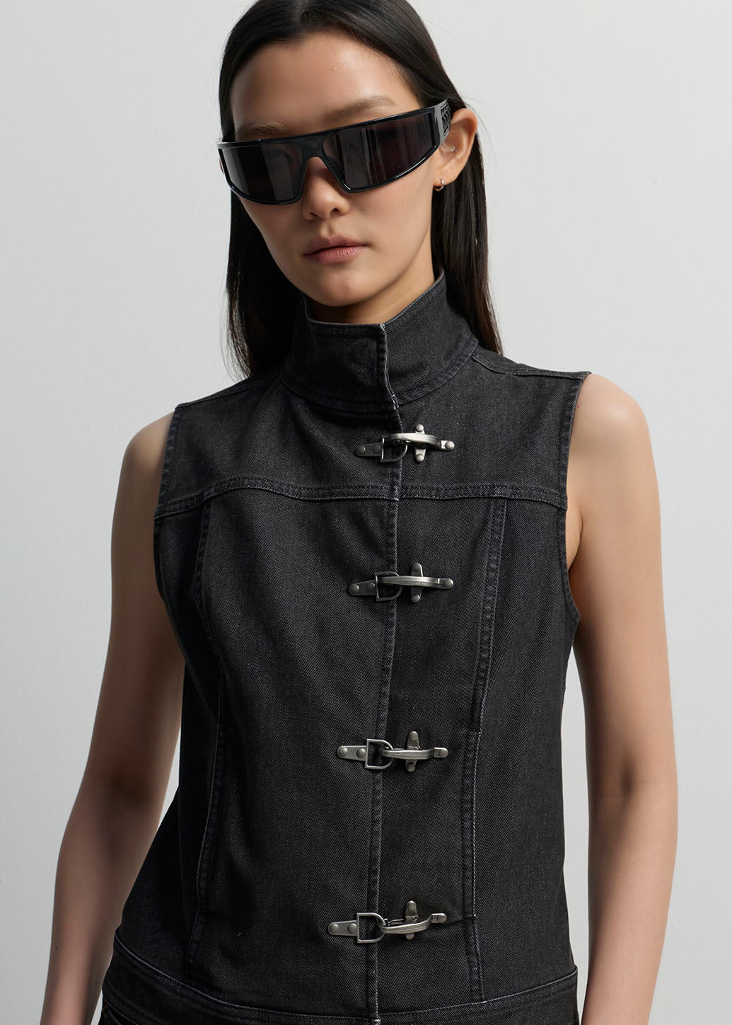 HIGH-NECK METAL BUCKLE SLEEVELESS VEST