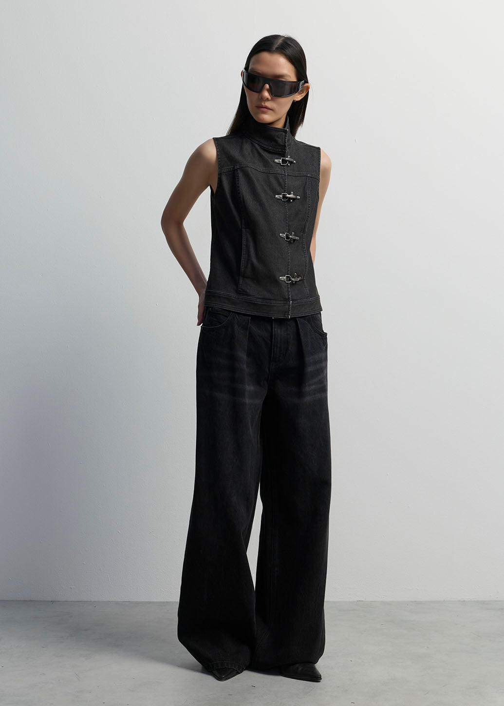 HIGH-NECK METAL BUCKLE SLEEVELESS VEST