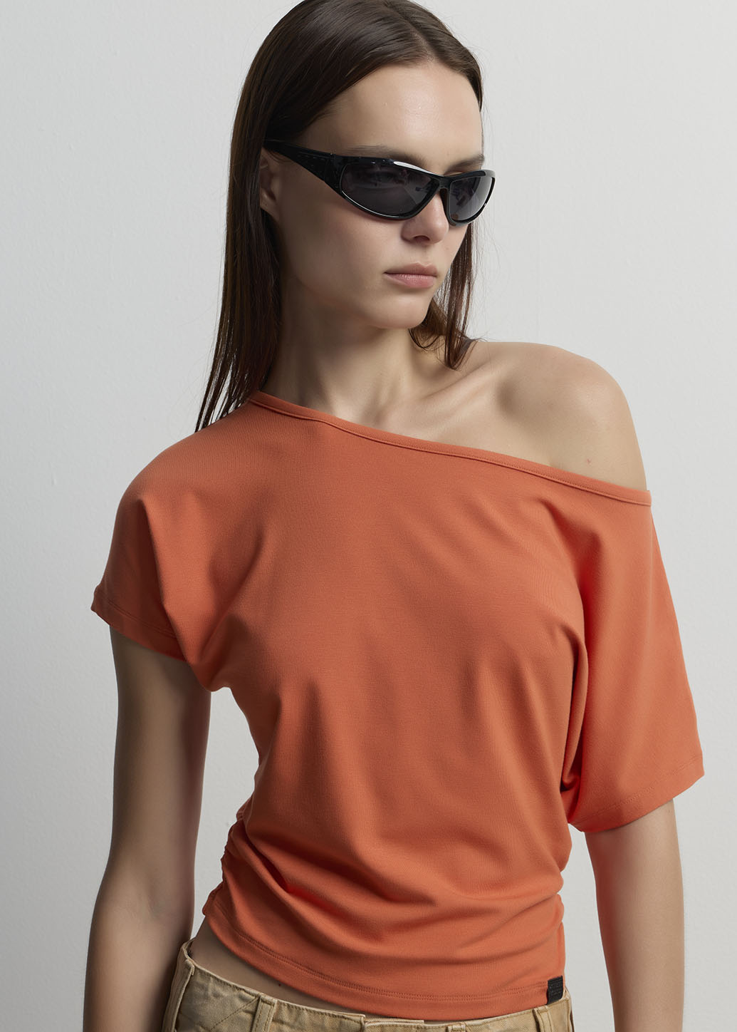 OFF-SHOULDER TEE