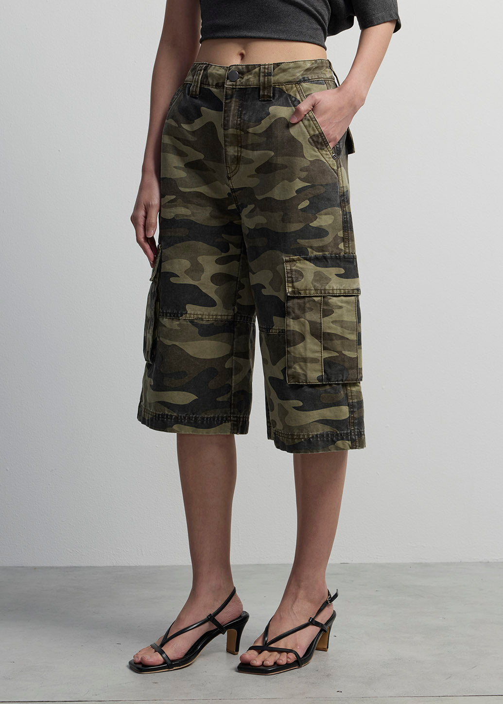 CAMO KNEE-LENGTH UTILITY CARGO SHORTS