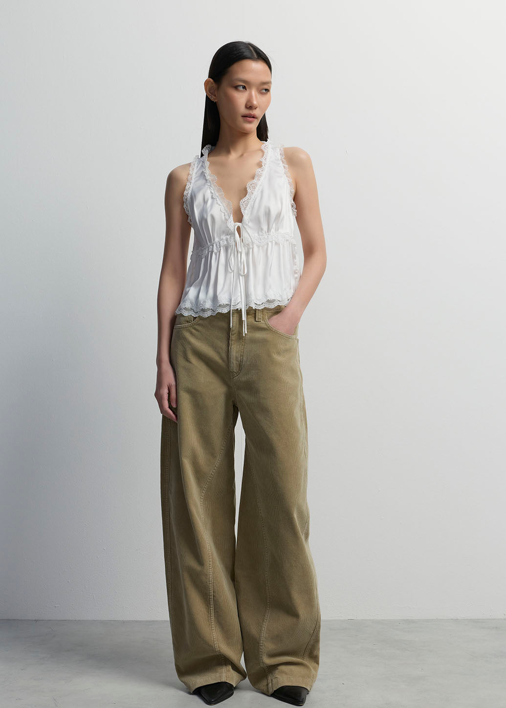 LACE TRIM TIE-FRONT SLEEVELESS BLOUSE